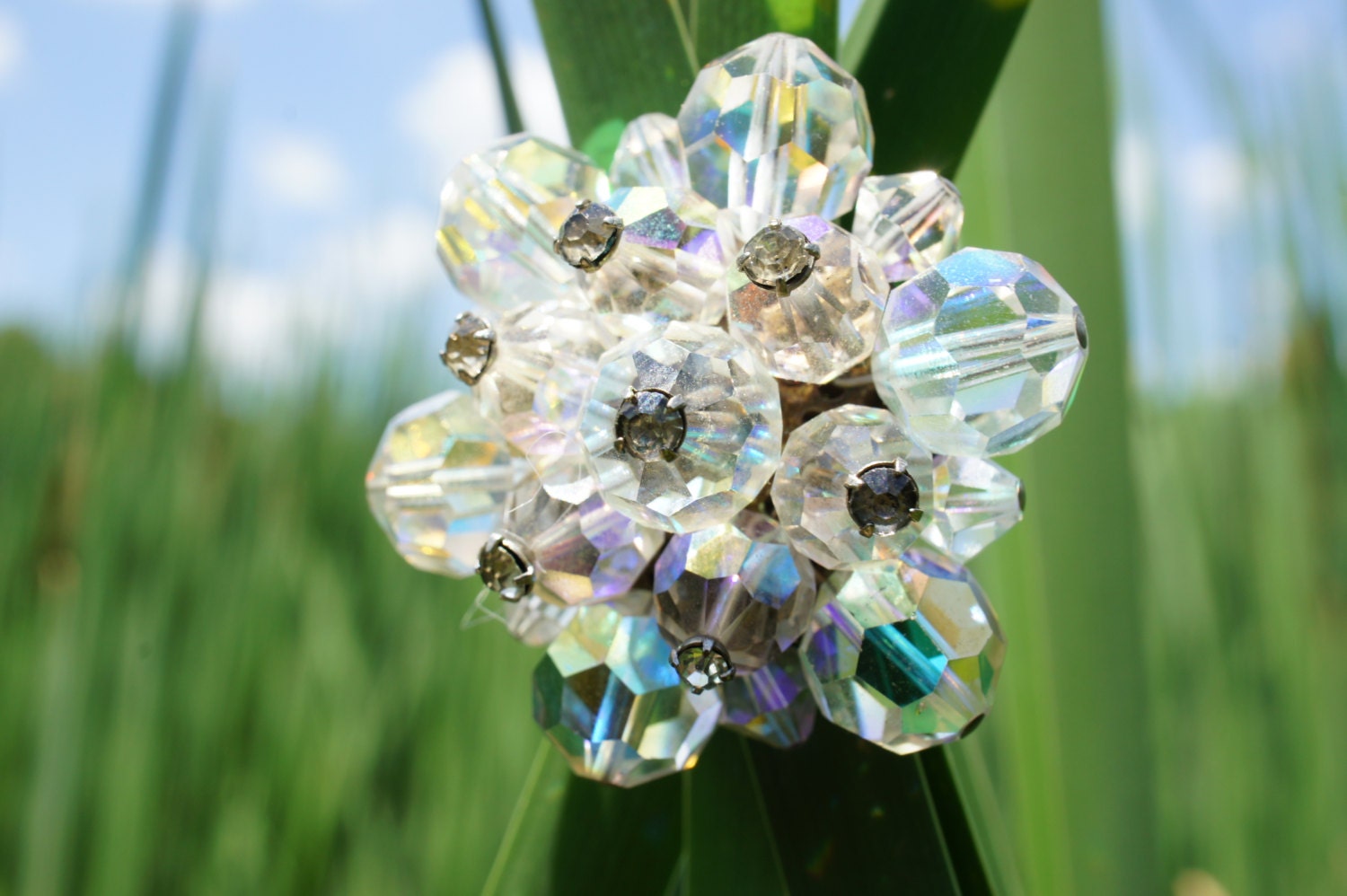 Elegante Art Aurora Borealis Kristall Schmuck Blume Klare Brosche Circa Minimalistisch Modernist Anmutige Form Pin Auf Goldfarbener Basist-092 von LOVNTG