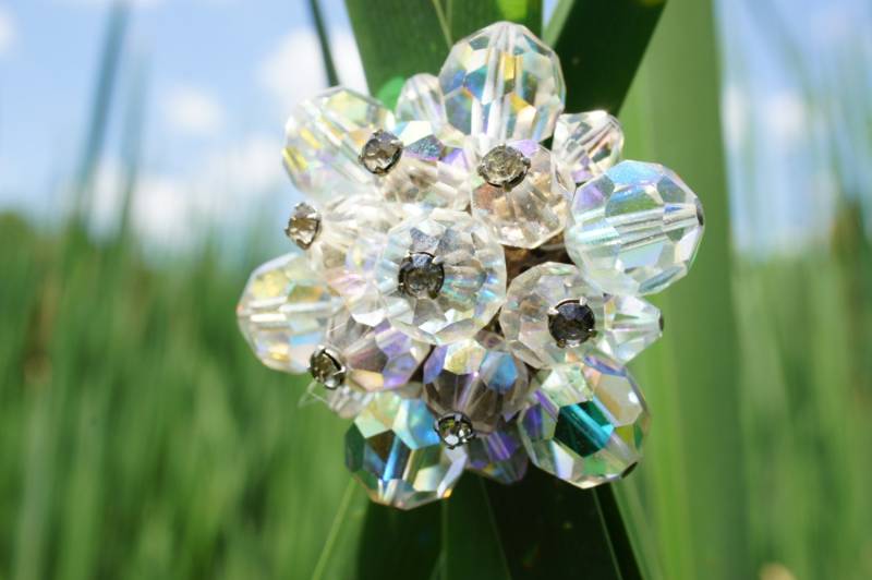 Elegante Art Aurora Borealis Kristall Schmuck Blume Klare Brosche Circa Minimalistisch Modernist Anmutige Form Pin Auf Goldfarbener Basist-092 von LOVNTG