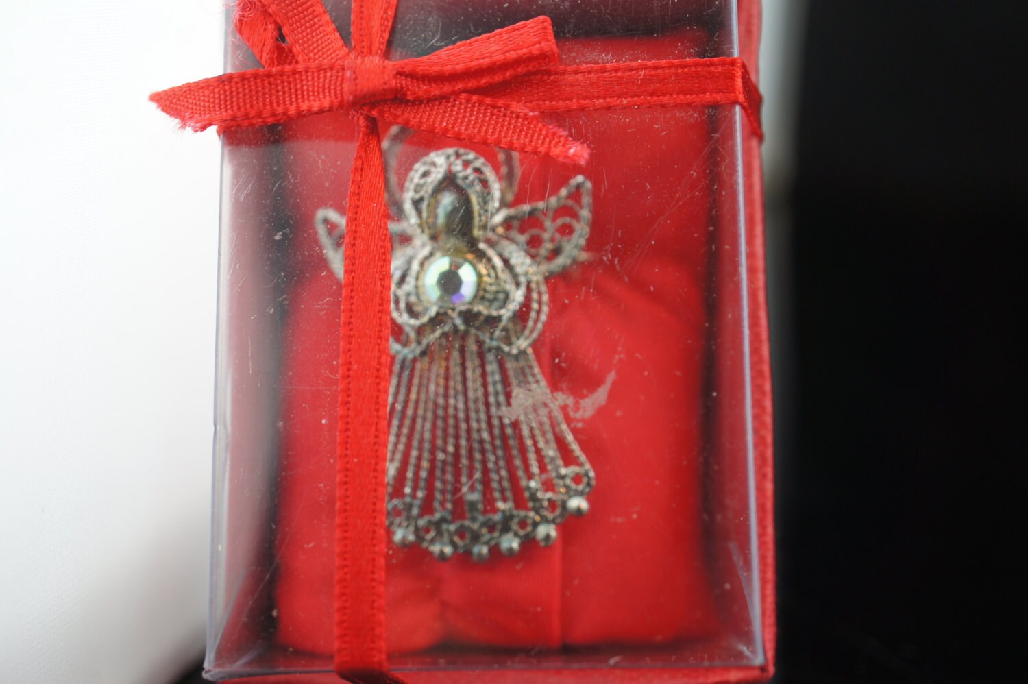 Engel Der Liebe Silber Ton in The Box Cz Aurora Borealis Filigran Geschnitzte Brosche Pin Vintage Rund Minimalistisch Modernist Graceful A151 von LOVNTG