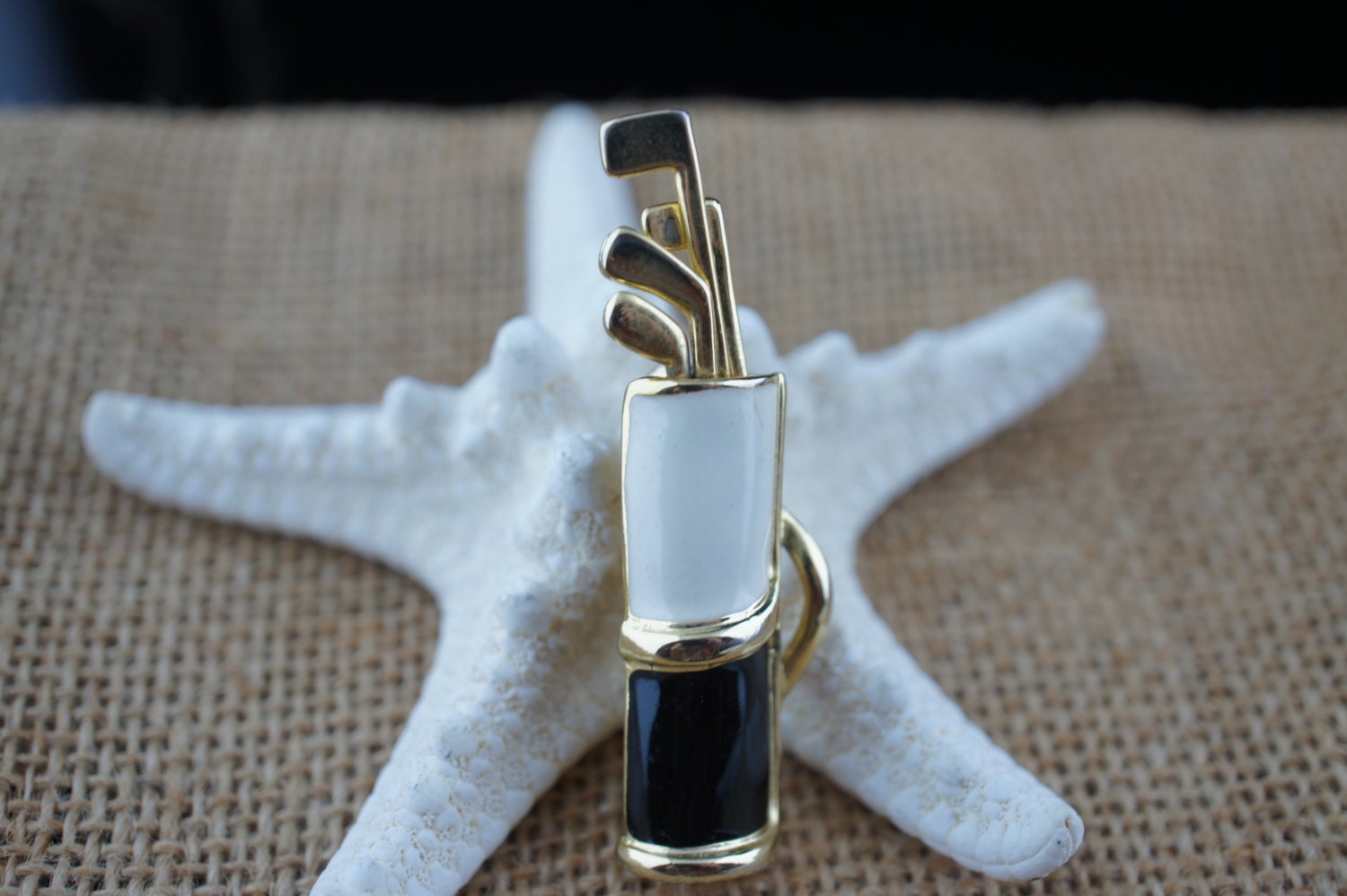 Golftasche Figurale Brosche Golf Stick Art Deco Schmuck Goldfarben Glatt Oberfläche Rund Minimalistisch Modernist Anmutig P163 von LOVNTG