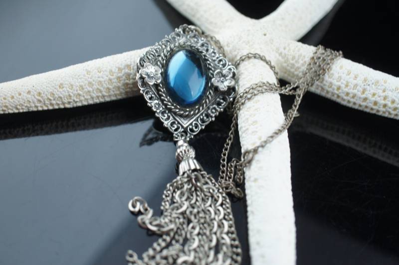 Halskette Art Deco Creolen Silberfarben Kettenanhänger Geschnitzt Filigran Grün Stein Florales Design Tropfen Teil 24'' Lang Lovely X121 von LOVNTG