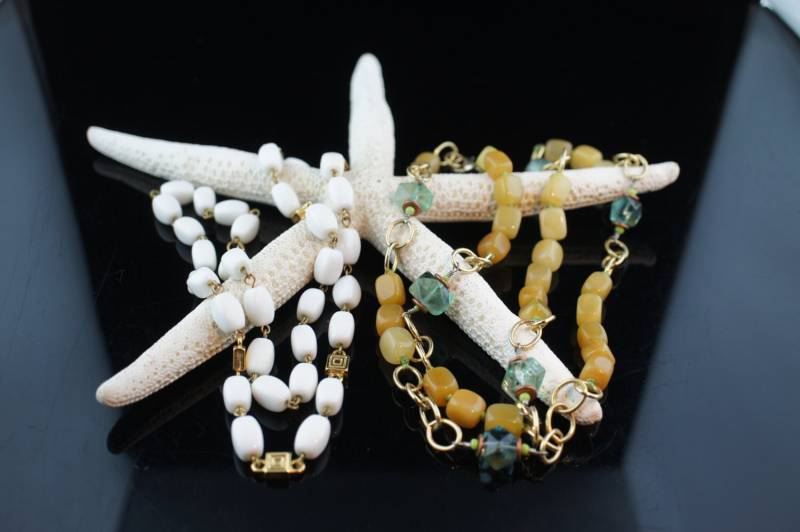 Halskette Kette Set 2 Halsketten Gelb Weiß Grün Gold Farben Perlen Vintage Art Deco Geschenk Urlaub Feier Circa Modernist A149 von LOVNTG