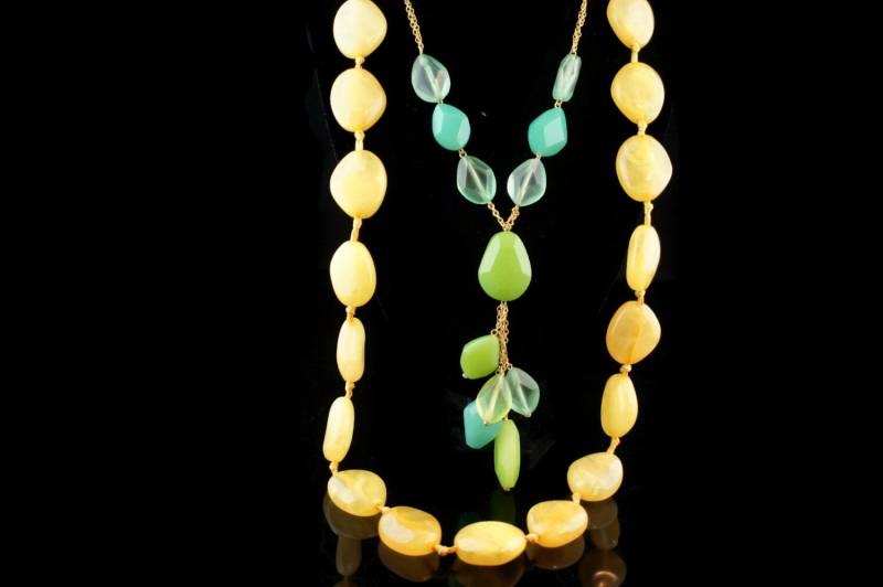 Halskette Kette Set 2 Halsketten Perlen Grün Gelb Ton Charm Anhänger Vintage Art Deco Ca. A140 von LOVNTG