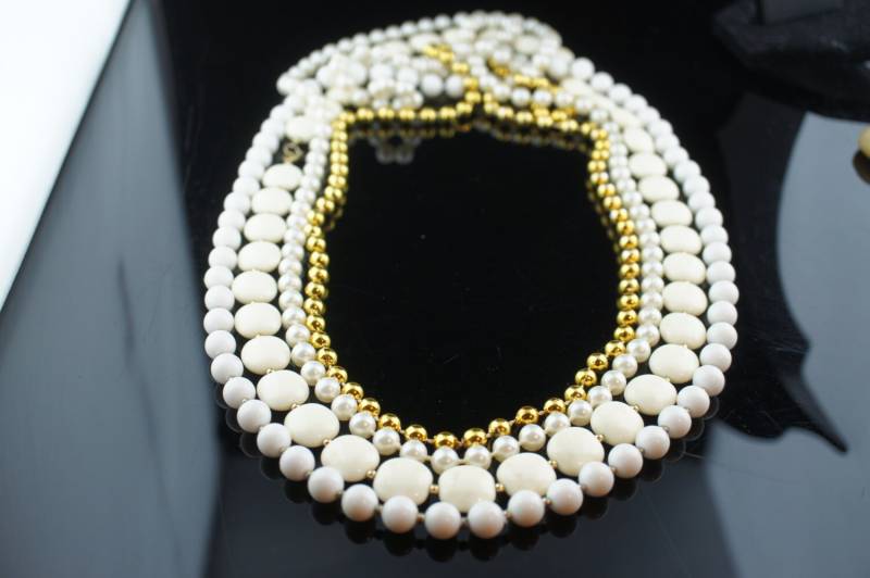 Halskette Kette Set 4 Lange Chort Perlen Vintage Art Deco Weiß Gelb Gold Ton Circa Modernist P210 von LOVNTG