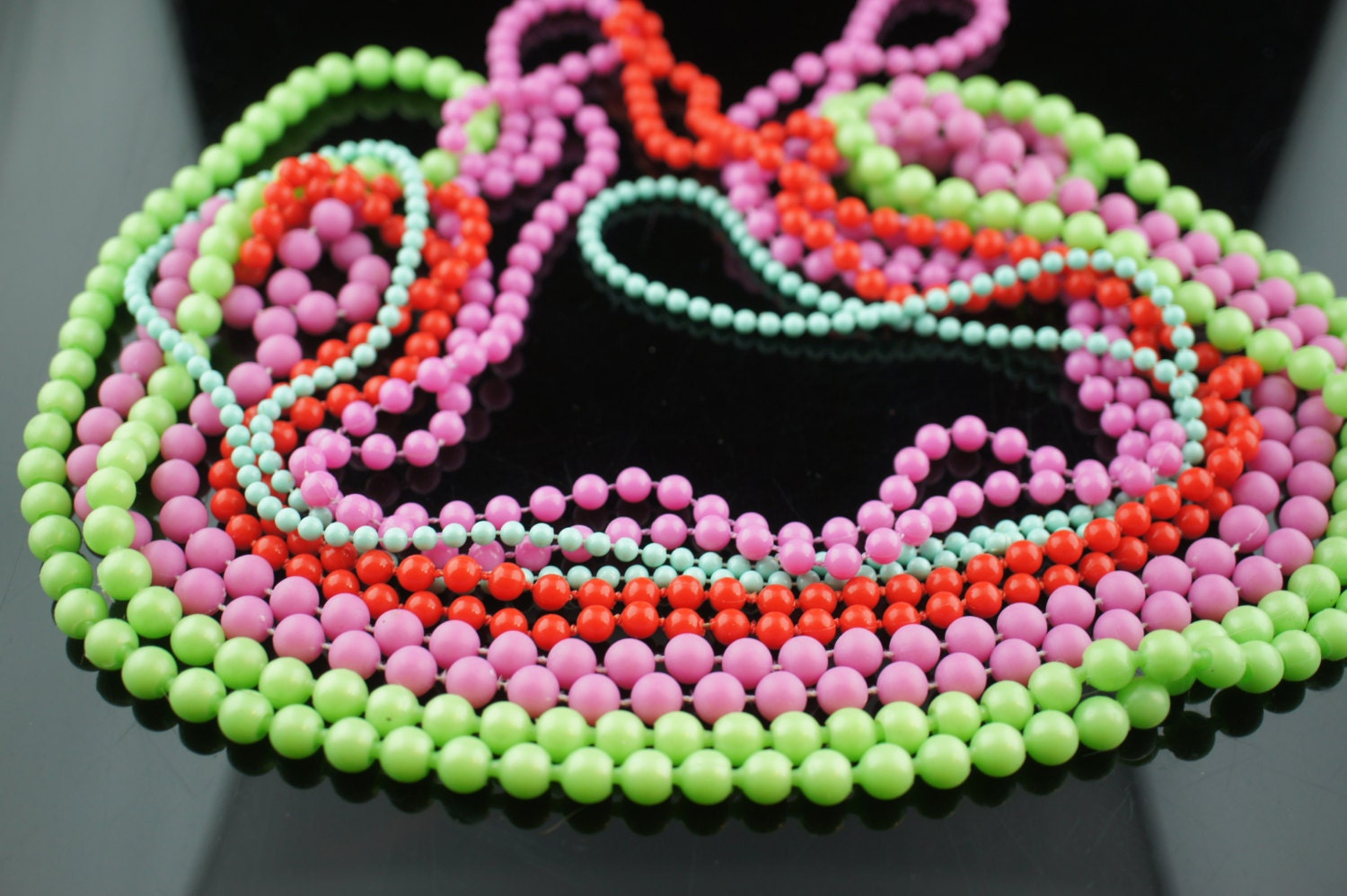 Halskette Kette Set 5 Halsketten Perlen Vintage Art Deco Grün Pink Rot Ton Circa Modernist X101 von LOVNTG