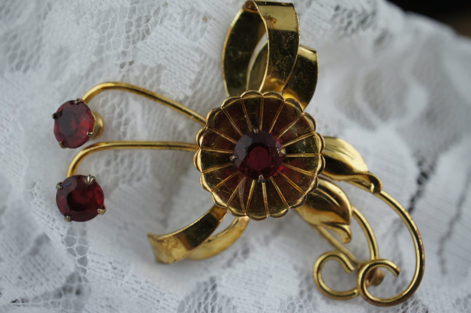 Iskin 1/20 10K G.f Art Deco Schmuck Blumen Brosche Circa Pin Rot Strasssteine Gold Filled Vintage U034 von LOVNTG
