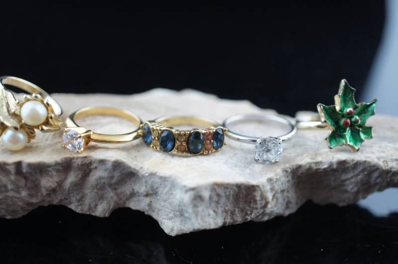 Kunst Schmuck Vintage Cocktail Ringe Größe 7 Perle Cz Emailliert Goldton Silberton 5Er Set Ring V112 von LOVNTG