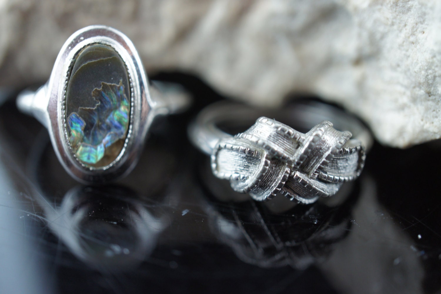 Kunst Schmuck Vintage Cocktail Ringe Größe 9 Gehämmert Abalone Silberton 2Er-Set Ring Modernist V115 von LOVNTG