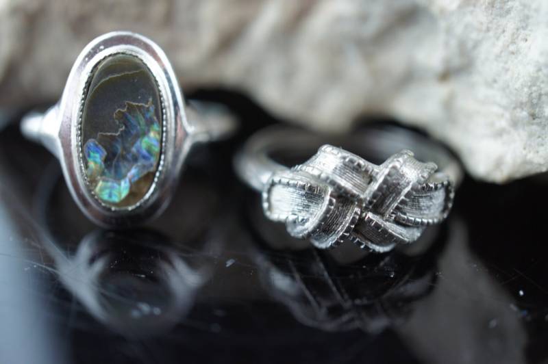 Kunst Schmuck Vintage Cocktail Ringe Größe 9 Gehämmert Abalone Silberton 2Er-Set Ring Modernist V115 von LOVNTG