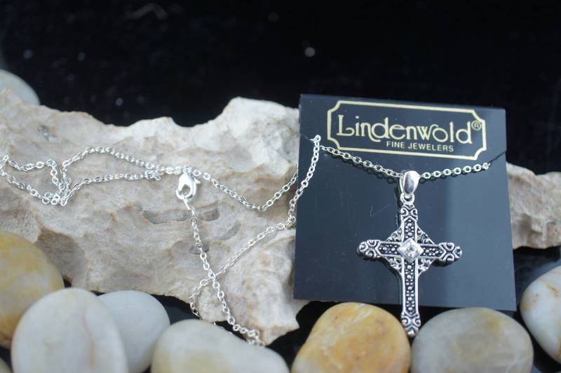 Lindenwold Feine Juweliere Strass Halskette Anhänger Kreuz Silber Ton Schmuck Klar Cz Gehämmert Anker Design Vintage Nachlass Sa72 von LOVNTG