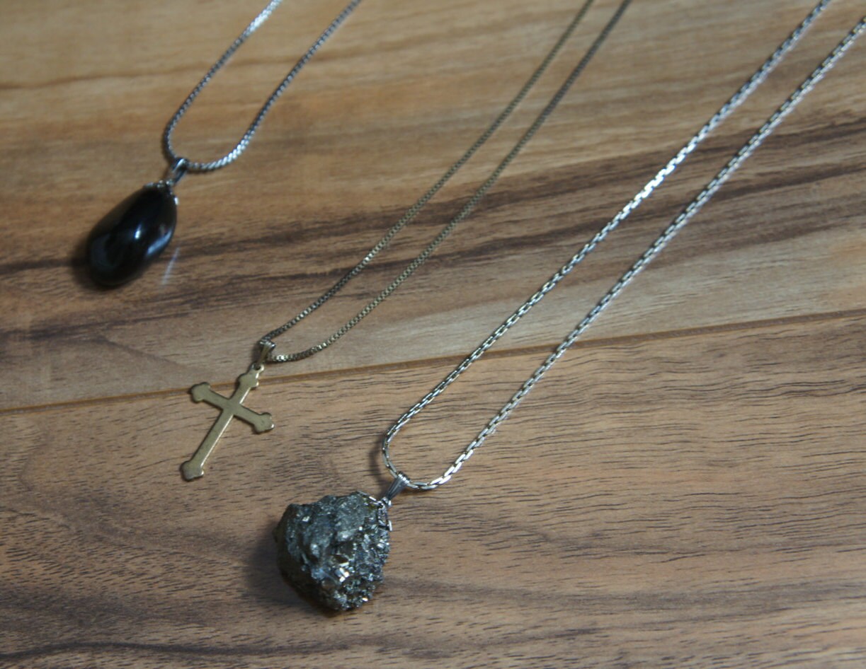 Nachlass Vintage Schmuck Halskette 3Er Set Kettenanhänger Silber, Schwarz, Stein, Gold Kreuz X-100 von LOVNTG