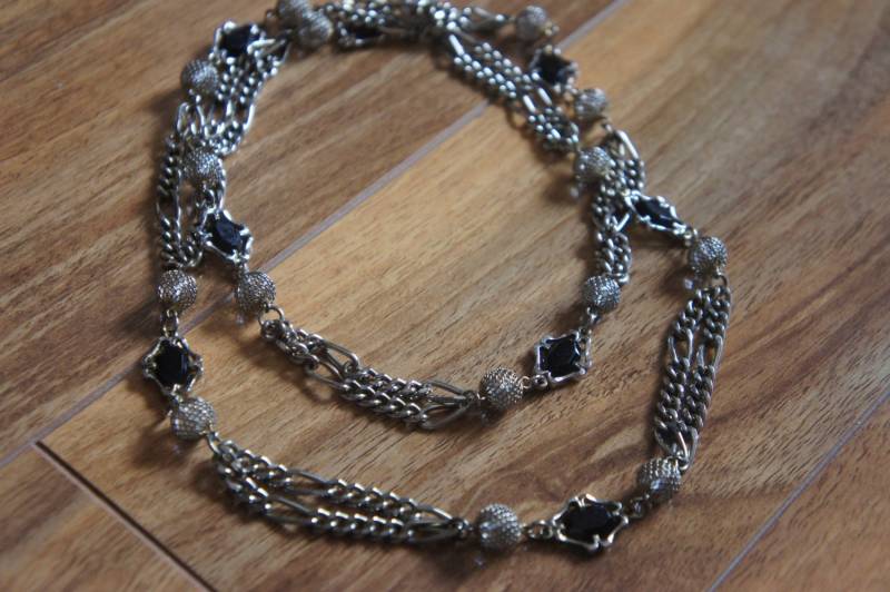 Nachlass Vintage Schmuck Halskette Kette Silber Schwarz Steine Kugel Durchbrochene Filigrane Zwei Strang B-040 von LOVNTG