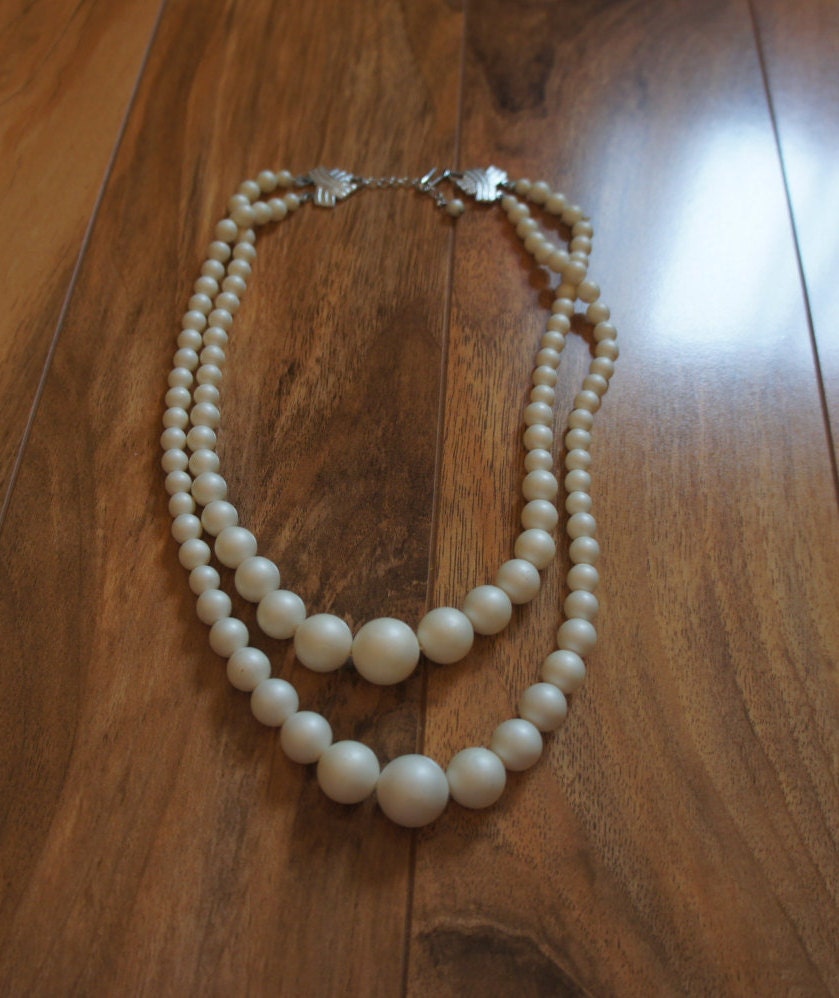 Nachlass Vintage Schmuck Halskette Perlenkette Zwei Strang Japan Weiß/ Creme Perlen J Haken A-046 von LOVNTG