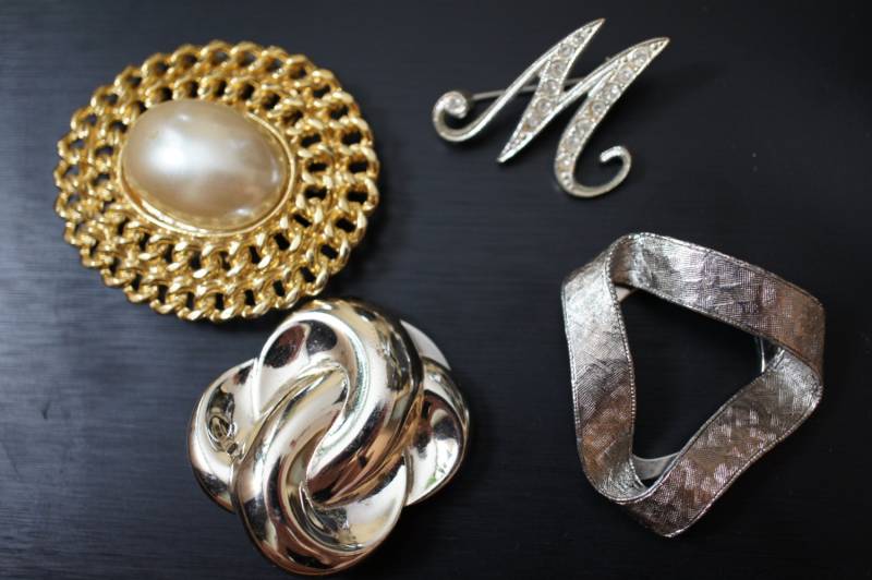 Nachlass Vintage Schmuck Pins Brosche Broschen Set Von 4 Clips Gold Silber Ton Cz Faux Perle M-036 von LOVNTG