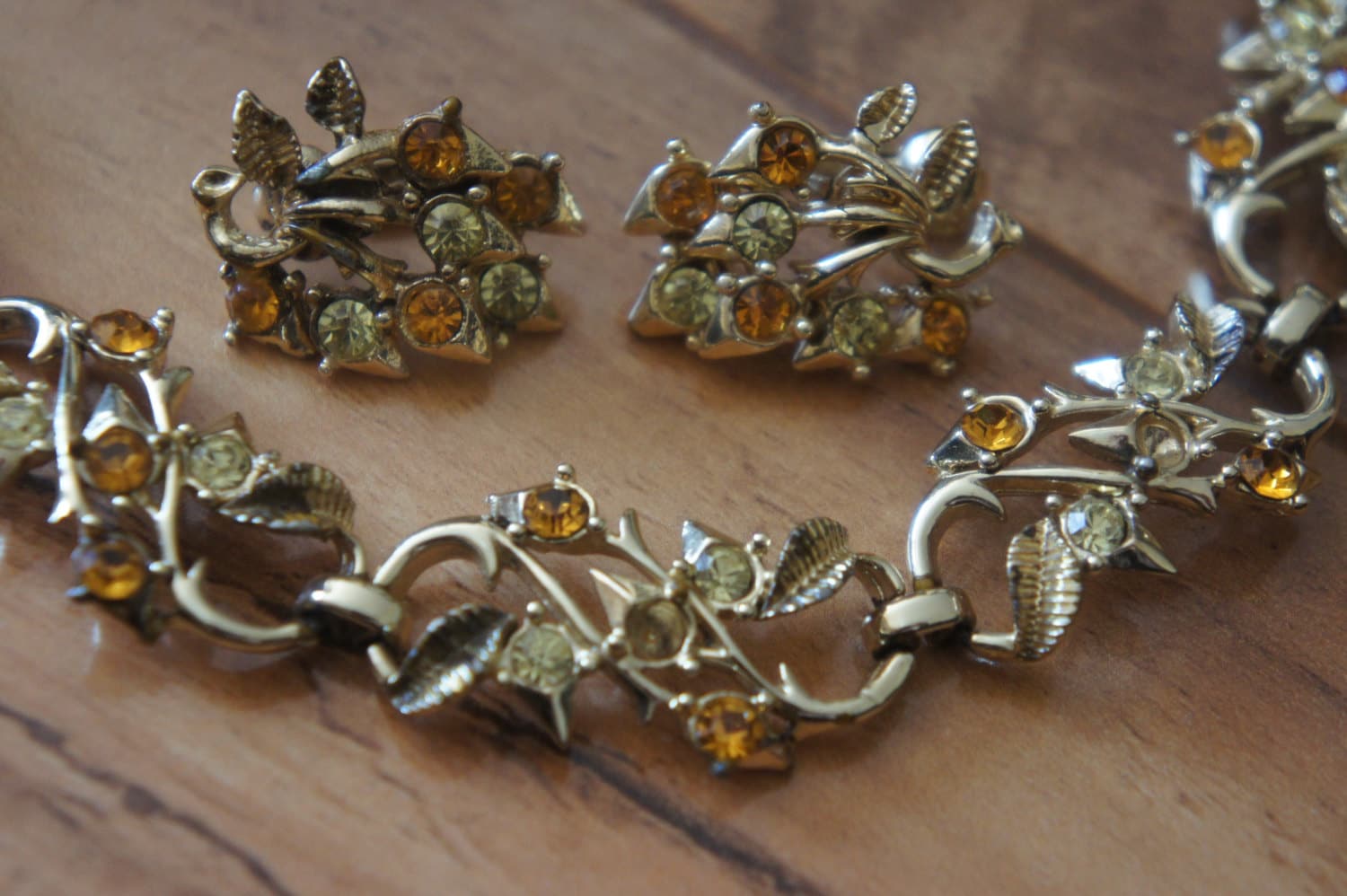 Nachlass Vintage Schmuck Set Coro Armband Und Ohrringe Multicolor Strass Goldton L-042 von LOVNTG