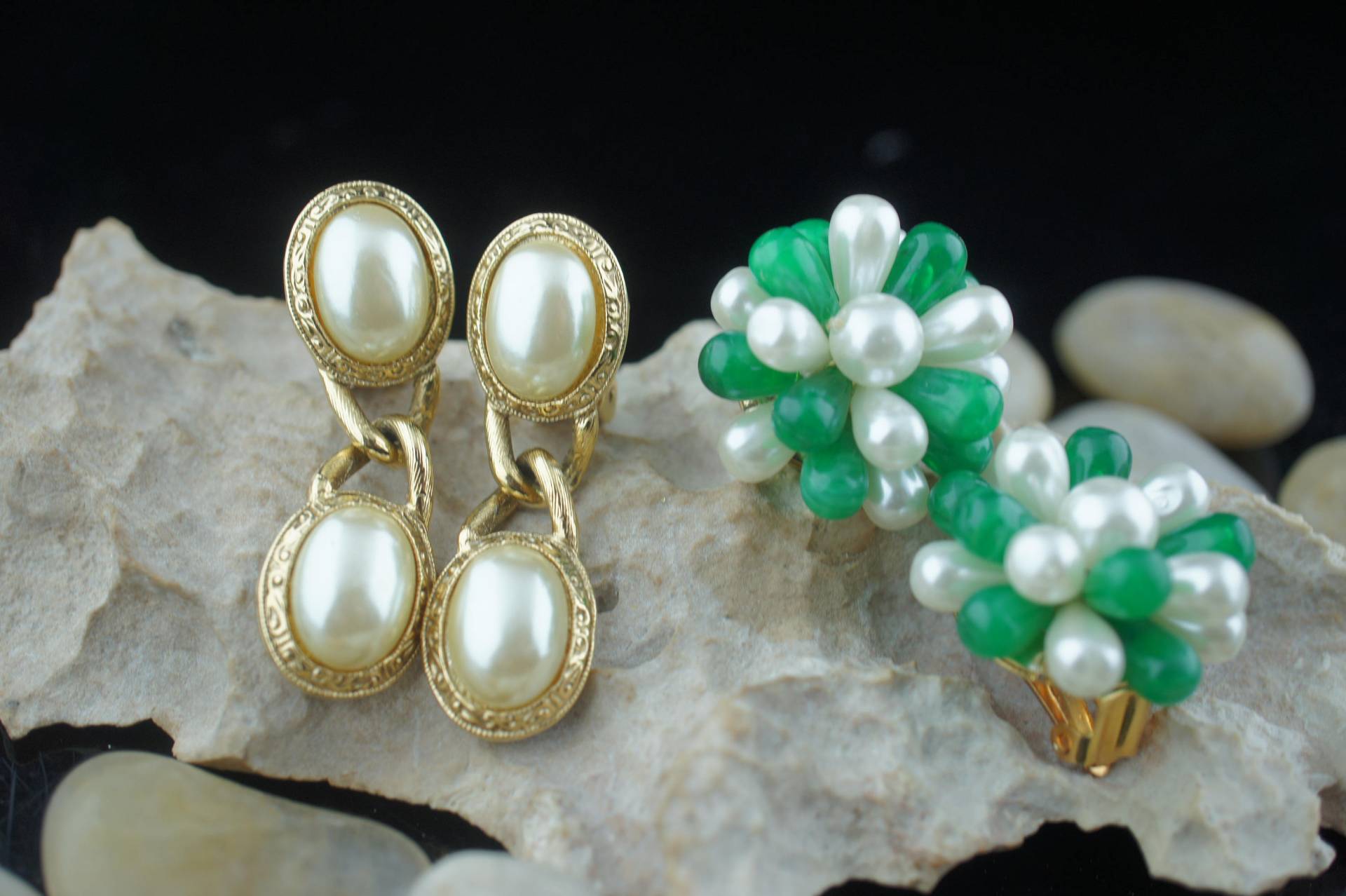 Ohrringe Clip On Art Deco Schmuck Vintage Hongkong Circa Minimalistisch Modernist Anmutig Goldton Grüne Perlen 2Er Set Sa32 von LOVNTG