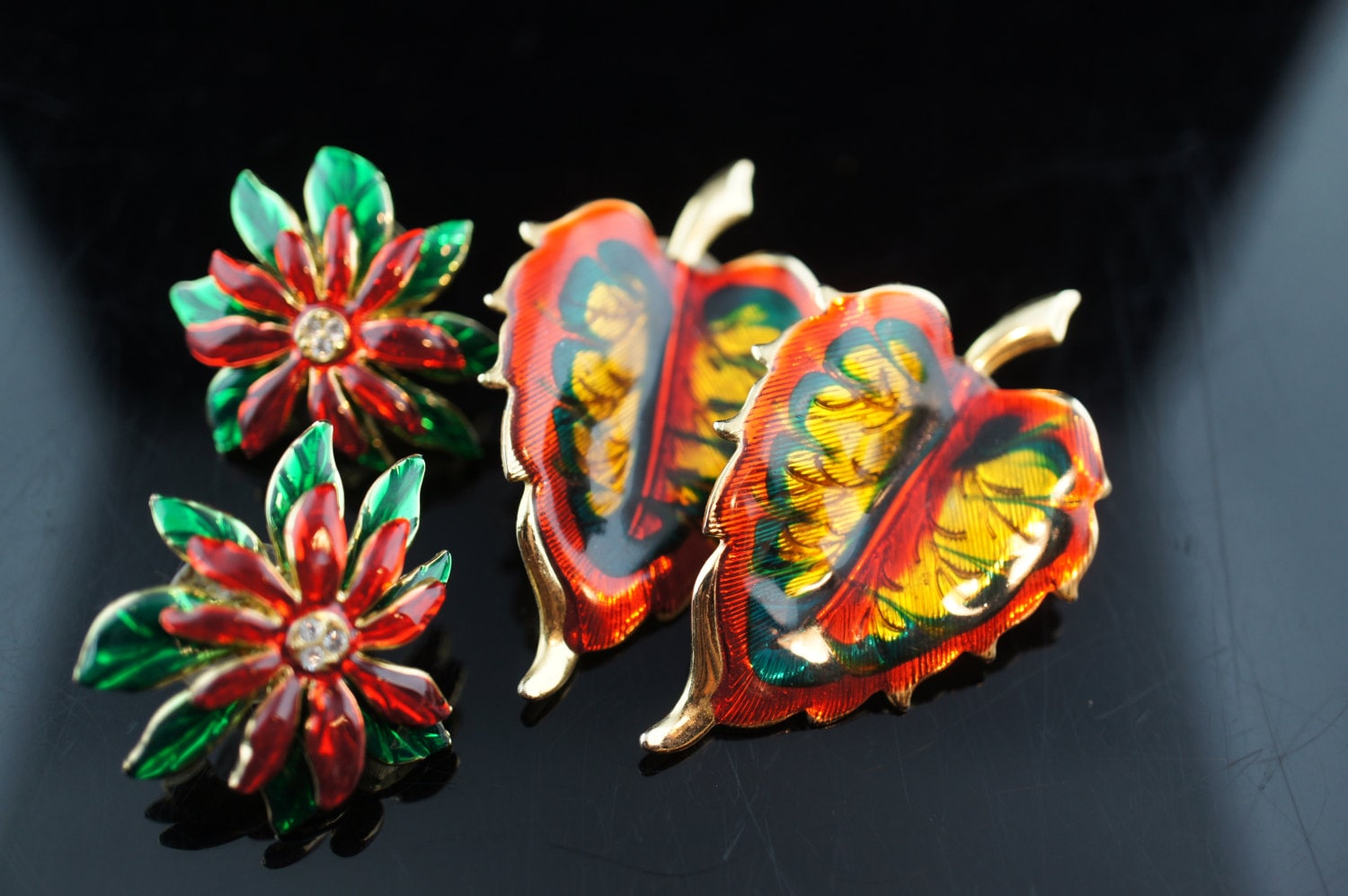 Ohrringe Gold Ton Emaille Blätter Blumen Rot Grün Ohrstecker 2Er Set Vintage Schmuck Kunst Circa Modernist Graceful X177 von LOVNTG