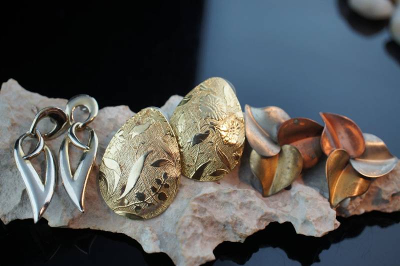 Ohrringe Goldfarben Filigran Blätter Oval Florales Design Ohrstecker 3Er Set Vintage Schmuck Kunst Circa Modernist Graceful X176 von LOVNTG