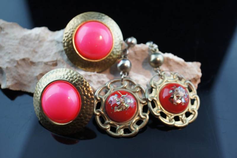 Ohrringe Goldfarben Filigrane Runde Scheibe Rot Rosa Plastik Ohrstecker 2Er Set Vintage Schmuck Kunst Circa Modernist Graceful X175 von LOVNTG