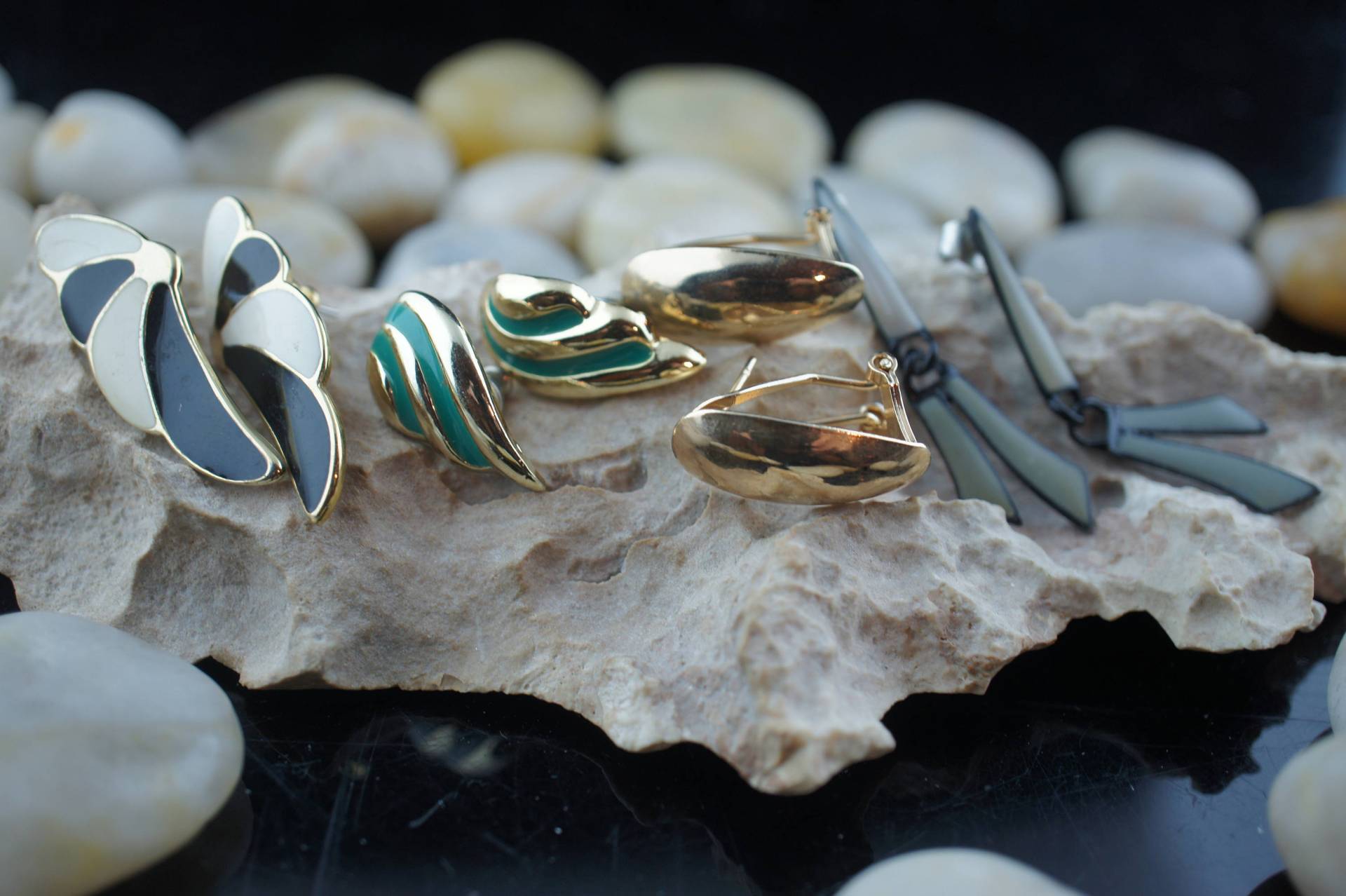 Ohrringe Vintage Ohrstecker 4Er Set Art Deco Schmuck Rund Minimalistisch Gold Ton Schwarz Emailliert Grün Flügel Blätter Sa173 von LOVNTG