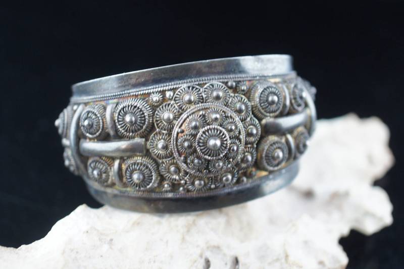 Oldtimer Antik Silber 950 Paoke Markiert Gehämmert Blumen 3D Quirl Konvex Armreif Seltene Sammlerstücke St141 von LOVNTG