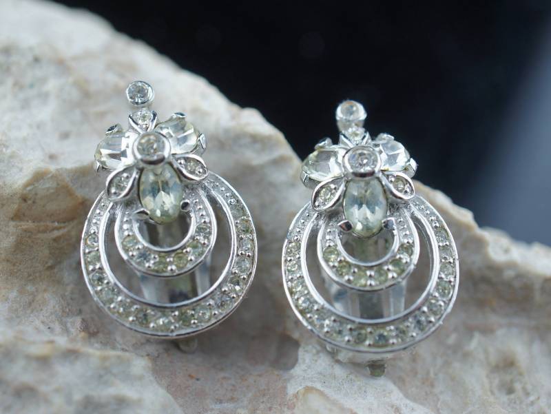 Pennino Vintage Schmuck Kunst Ohrringe Strass Silberfarbene Ohrclips Cz Strasssteine Blumen Clip Auf Circa Modernist Graceful Sa43 von LOVNTG