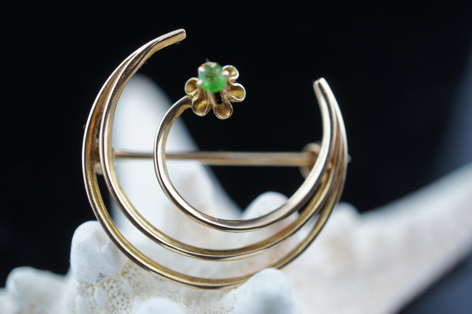 Schmuck 10K Gold Solide Brosche Circa Minimalistisch Modernist Anmutige Pin Blume Grün Natürlicher Smaragd Stein Cercle Mond Art Deco von LOVNTG