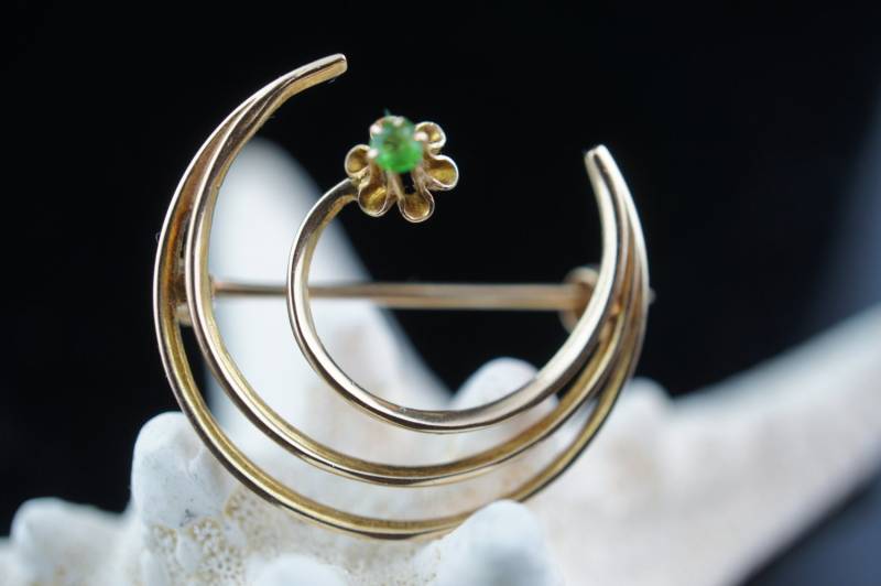 Schmuck 10K Gold Solide Brosche Circa Minimalistisch Modernist Anmutige Pin Blume Grün Natürlicher Smaragd Stein Cercle Mond Art Deco von LOVNTG