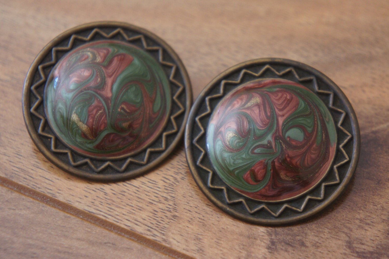 Schmuck Vintage Ohrringe Bolzen Rot Grün Bronze Kreis Disk Stanzen Emailliert Urlaub L-031 von LOVNTG