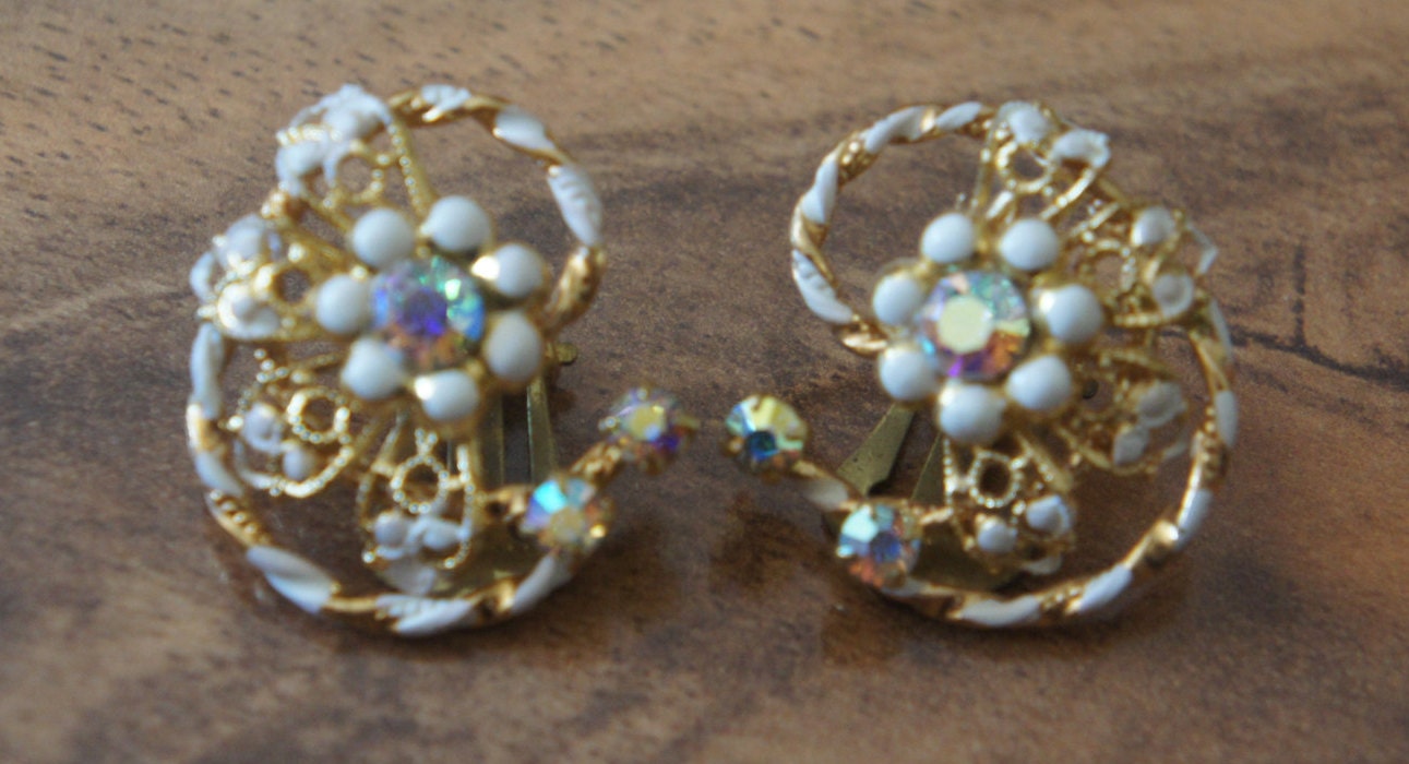 Schmuck Vintage Ohrringe Clip On Gold Aurora Borealis Cz Klar Design Blumen Filigrane Offene Arbeit Urlaub L-044 Schmuck Vintage Ohrringe Clip On Gold Aurora Borealis Cz Klar Design Blumen Filigrane Offene Arbeit Urlaub L-044 von LOVNTG