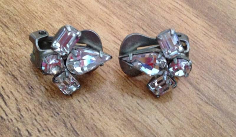 Schmuck Vintage Ohrringe Clip On Signierte Weiss Smaragdschliff Strass Ohrclips Braut Hochzeity-055 von LOVNTG