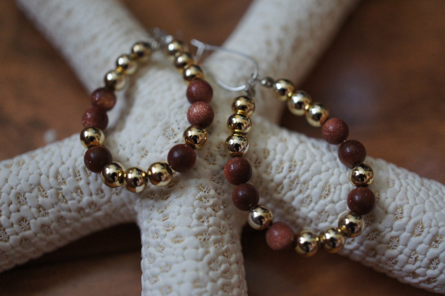 Schmuck Vintage Ohrringe Durchbohrt/ Perlen/ Gold/ Braun/ Handarbeit Z-018 von LOVNTG