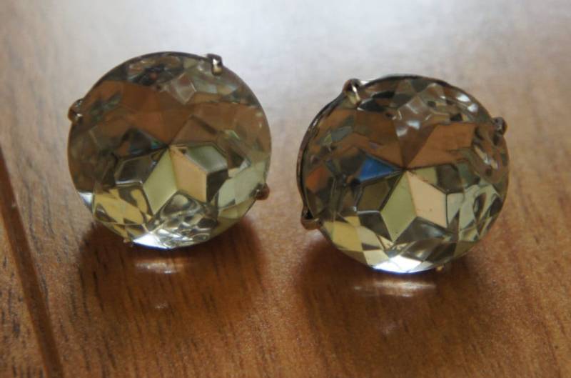 Schmuck Vintage Ohrringe Silber Ohrstecker Glitzernde Facettierte Acrylkristall Kristall Aurora Borealis/Trillion Cut Y-065 von LOVNTG