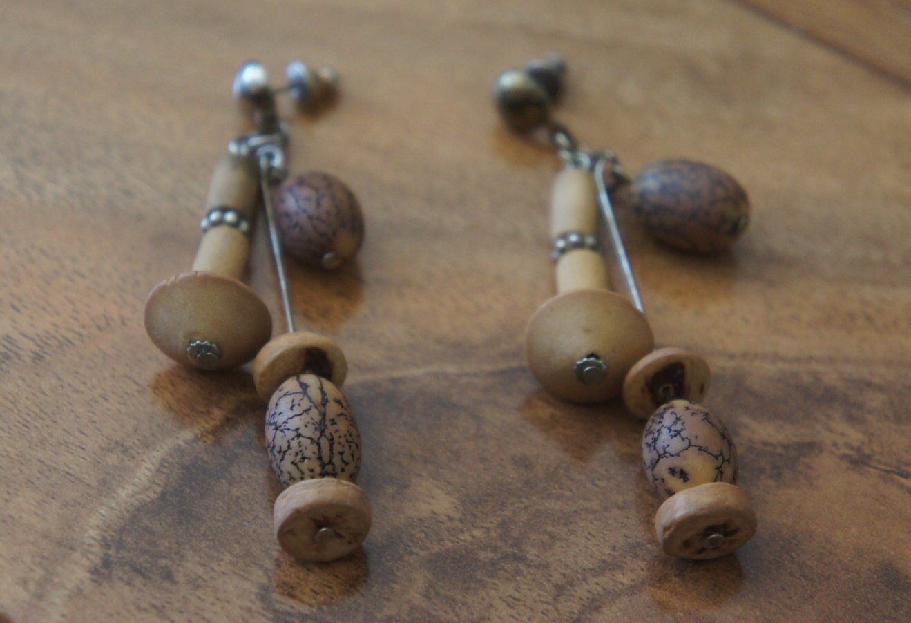 Schmuck Vintage Ohrstecker Silber Durchbohrt Tropfen Teil Kugel Perlen Holz Urlaub L-048 von LOVNTG