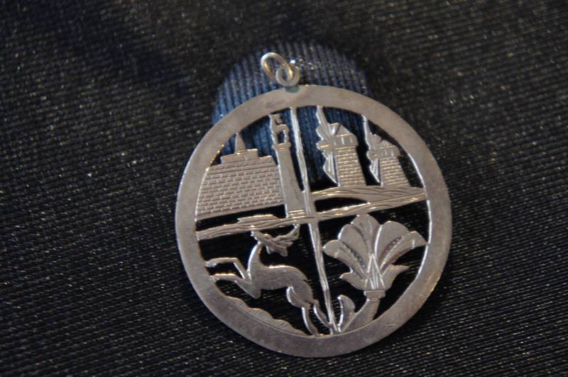 Solid Gold 14K Karat Anhänger Kunst Sammler Fancy Signiert Blumen Gebäude Mühle Schleifen Tier Hirsch von LOVNTG