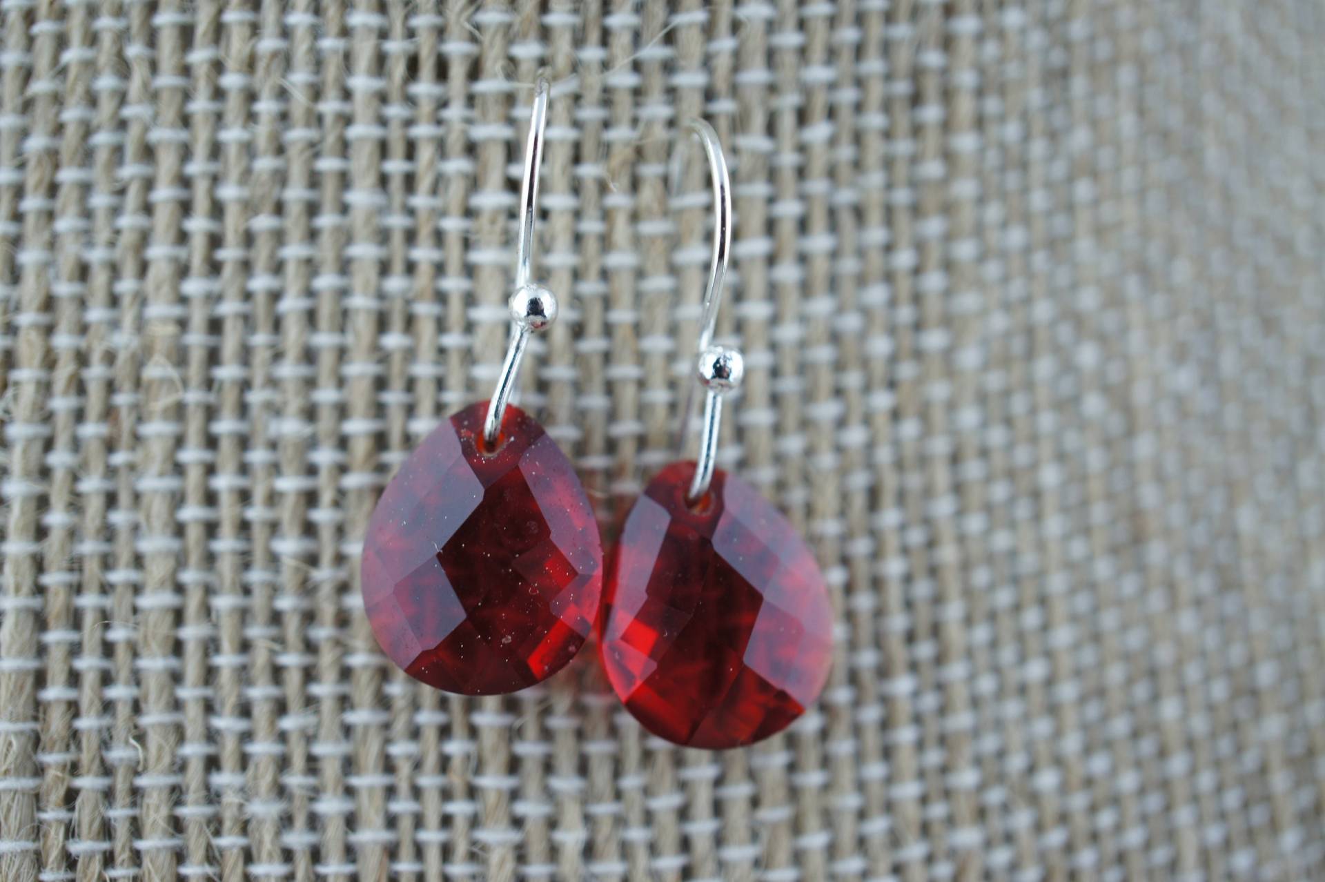 Sterling 925 Vintage Art Deco Durchbohrt Haken Ohrstecker Tropfen Teil Facettiert Roten Stein Schmuck St495 von LOVNTG