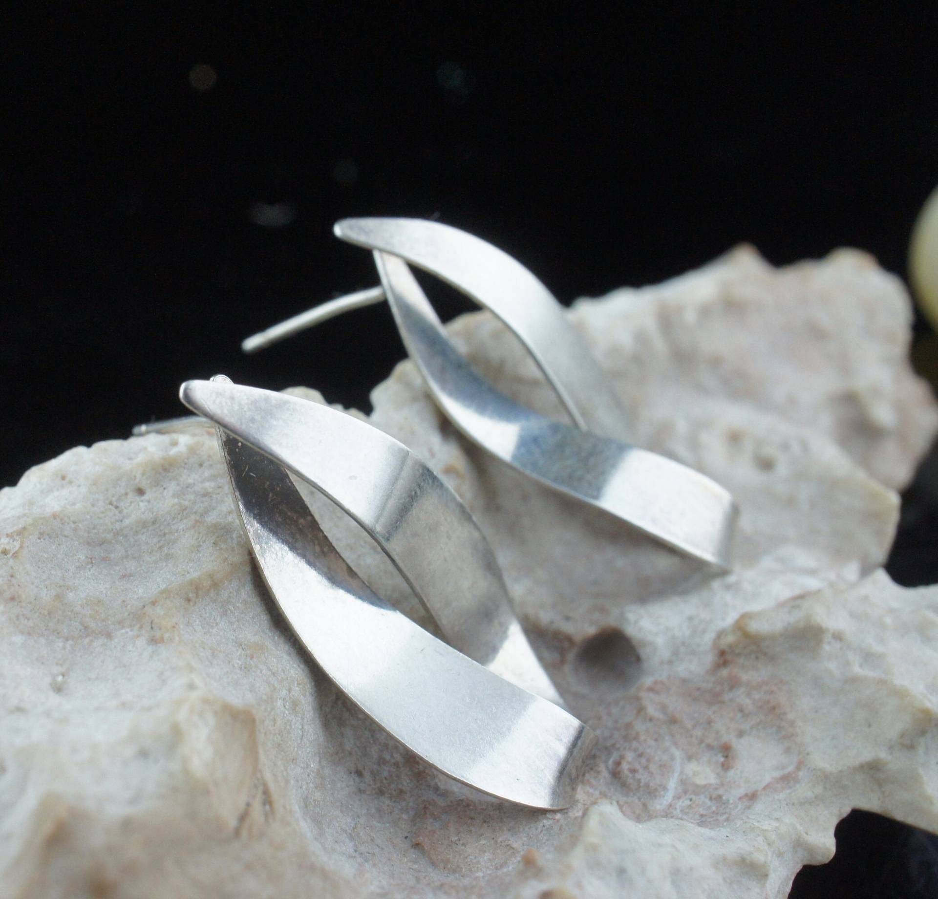 Sterling 925 Vintage Art Deco Durchbohrt Ohrstecker Gedrehten Tropfen Band St289 von LOVNTG