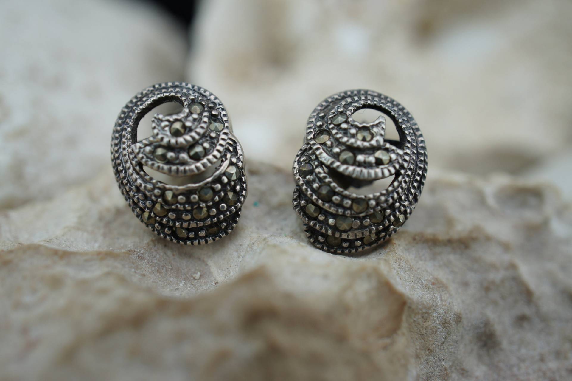 Sterling 925 Vintage Art Deco Durchbohrt Ohrstecker Schwarz Cz Faux Diamond Curl Oval Braut Hochzeitsohrringe St829 von LOVNTG