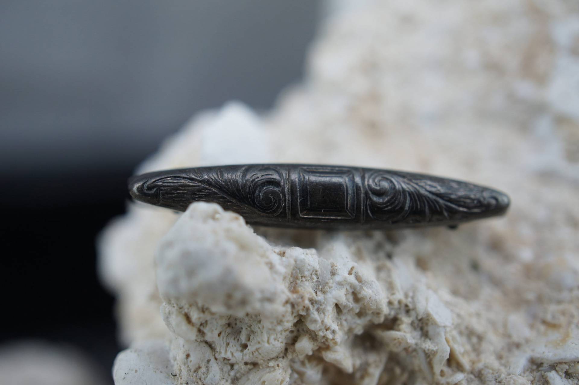 Sterlingsilber 925 Art Deco Schmuck Brosche Vintage Pin Schmalen Gehämmert Blume Design Patina 7/8 "' Lange Modernist Schatz St874 von LOVNTG