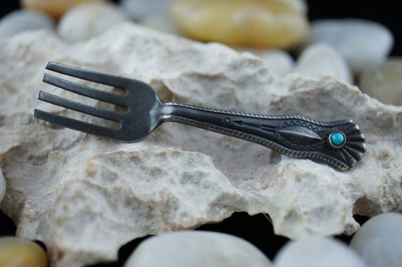 Sterlingsilber 925 Miniatur Kunst Schmuck Vintage Brosche Küche Besteck Gabel Pin 2 5/8 "' Länge Türkis Pfeil St446 Sterlingsilber 925 Miniatur Kunst Schmuck Vintage Brosche Küche Besteck Gabel Pin 2 5/8 "' Länge Türkis Pfeil St446 von LOVNTG