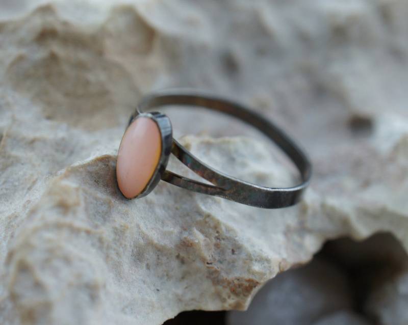 Sterlingsilber 925 Vintage Ring Größe 6 3/4 Peach Stein Cocktail Statement Band Art Deco Schmuck St522 von LOVNTG