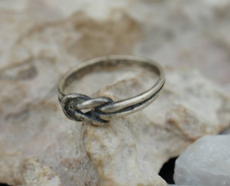 Sterlingsilber 925 Vintage Ring Größe 6 Geschnitzt Ornament Knotenschleife Cocktail Statement Band Art Deco Schmuck St523 von LOVNTG