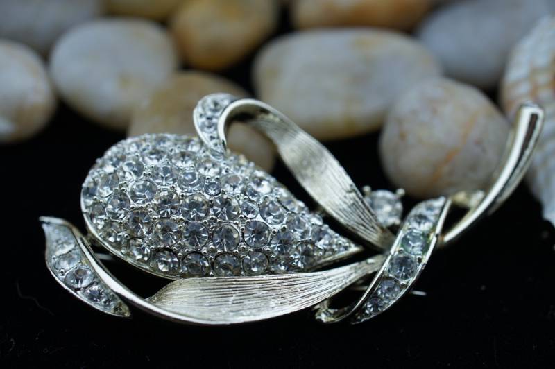 Usner Art Deco Schmuck Blume Blatt Blätter Blumen Brosche Circa Pin Strasssteine Aurora Borealis Silber Ton Lilie Rose Tulpe Twist U030 von LOVNTG