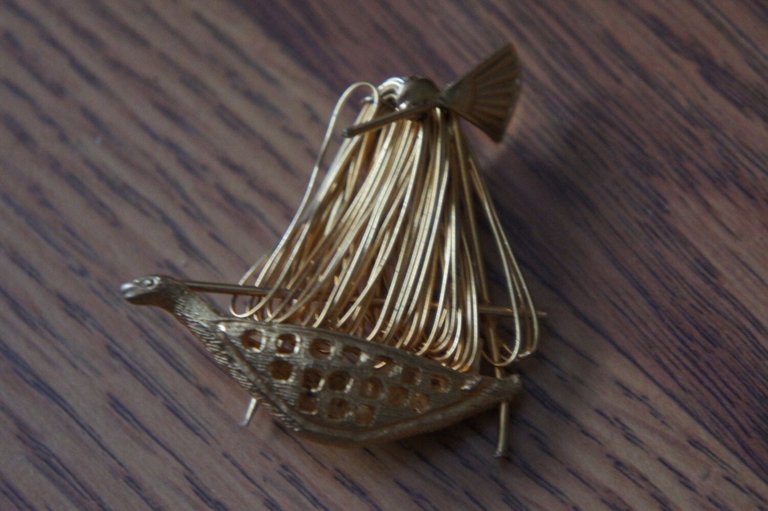 Viintage Boot Schiff Draht Verdrehte Fäden Pin Brosche Goldton Vintage Schmuck O-0089 von LOVNTG