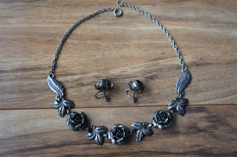 Vintag Halskette + Erringe Blumen Rose Sterling Silber 925 Mit Alten Patina Länge Ist - 17 Breit Ist 7/8 Die Ohrringe Sind Breit-3/4 Zoll E-005 von LOVNTG