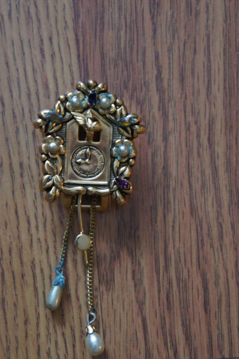 Vintage 1938 Kuckucksuhr Fell Clip Pin Signiert Coro Ton Gold Mit Steinen Perlen Schmuck O-0079 von LOVNTG