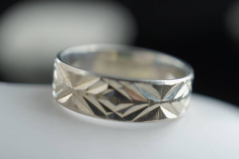 Vintage 925 Lt Sterling Silber Ring Größe 8 Gehämmert Design Breit Thailand Verlobung Ehering Art Deco Schmuck Cc79 von LOVNTG