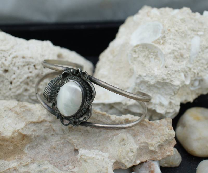 Vintage 925 Sterling Silber Handarbeit Armreif Massiv Gehämmert Oval Stein Beige Modern Design Deko Schmuck Für Frauen St562 von LOVNTG