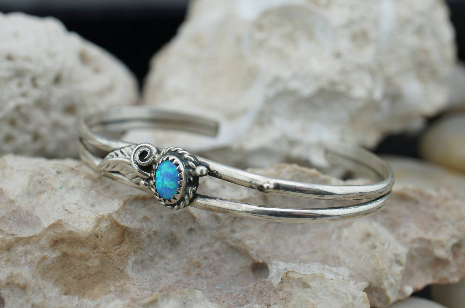 Vintage 925 Sterling Silber Handarbeit Armreif Massiv Manschette Gehämmert Oval Stein Regenbogen Feuer Opal Modern Design Schmuck St563 von LOVNTG