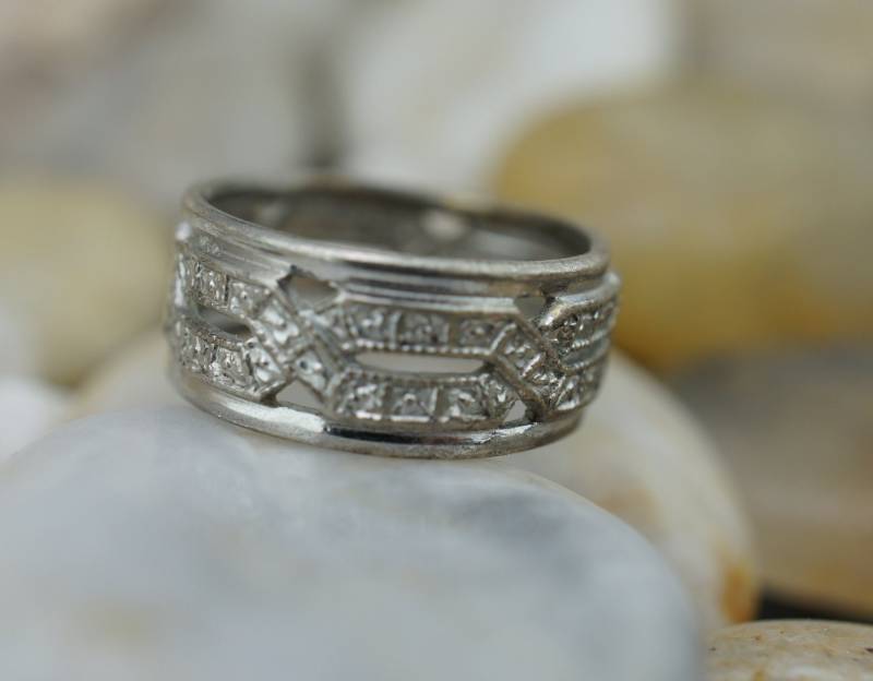 Vintage 925 Sterling Silber Ring Größe 5 Gehämmert Design Geschnitzt Acht Ornament Breite Patina Hochzeit Braut Art Deco Schmuck St503 von LOVNTG